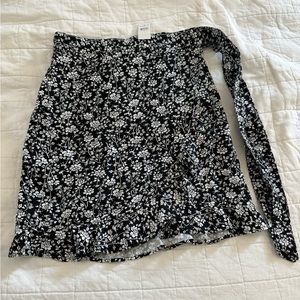 NWT Ann Taylor LOFT floral skirt, Size 6